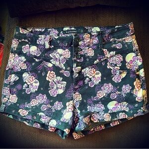 Hot Topic Black Heart Jean Shorts